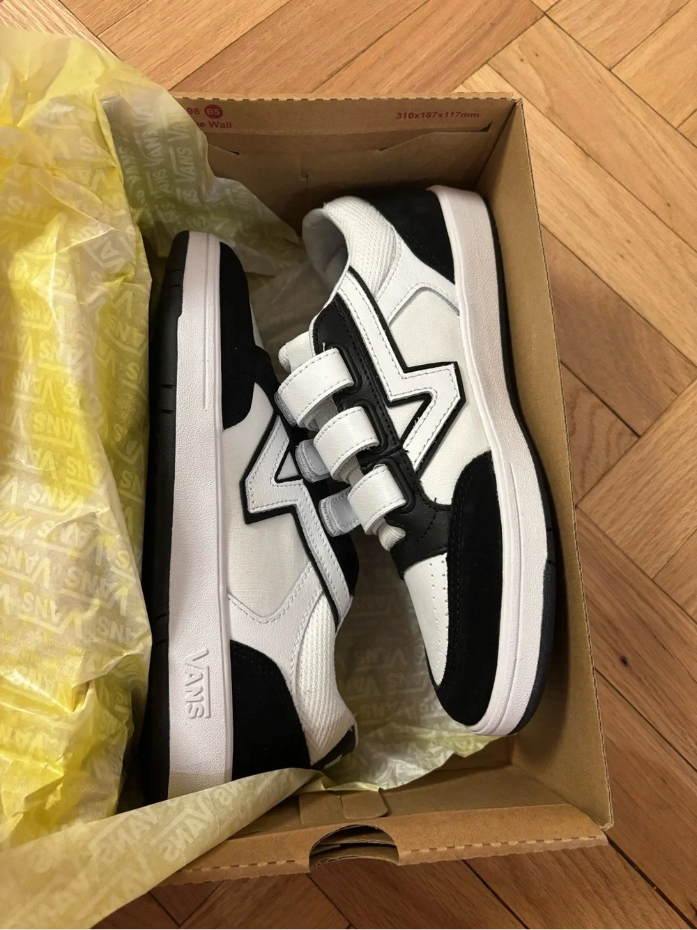 Vans Lowland Cc V Black / True White Low Sneakers Mens Size 7 W8.5 VN000CTH6BT